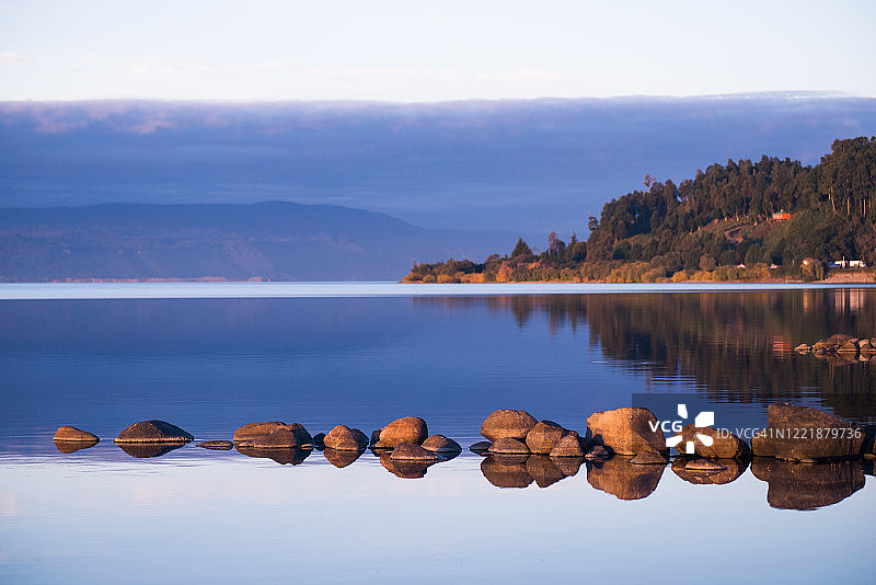 湖中的石头图片素材