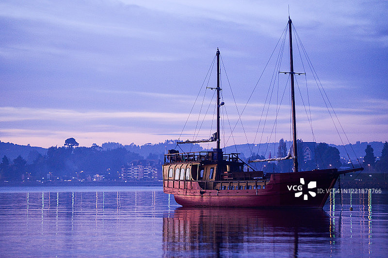 Llanquihue湖中的卡拉维尔帆船图片素材