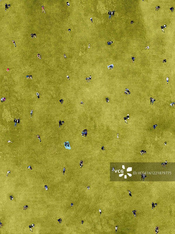 公园内保持社交距离的人群航拍图片素材