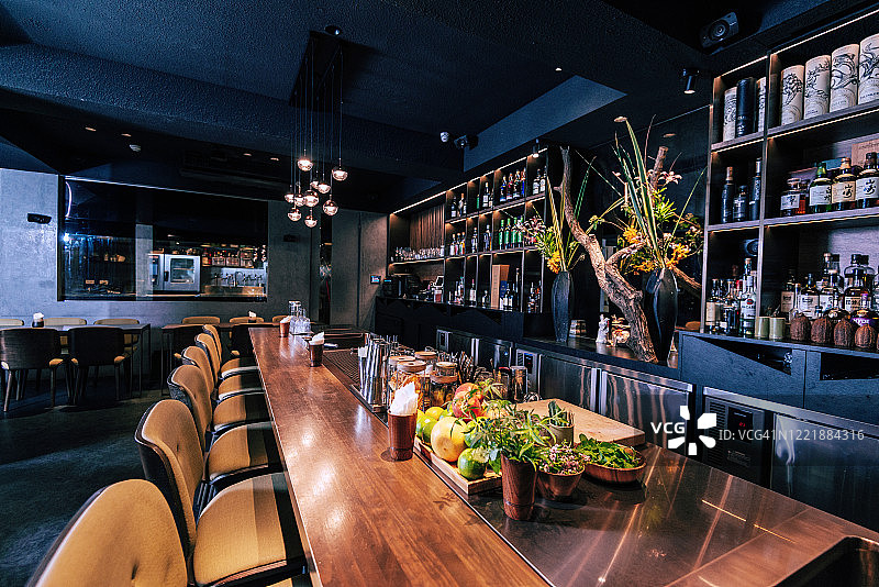 疫情期间关闭的现代空旷咖啡馆或夜总会图片素材