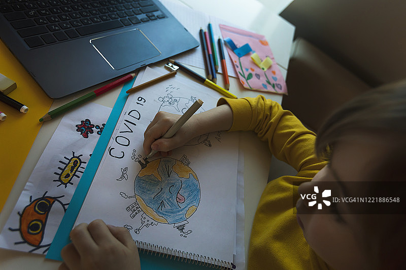 参加网课的小男孩图片素材