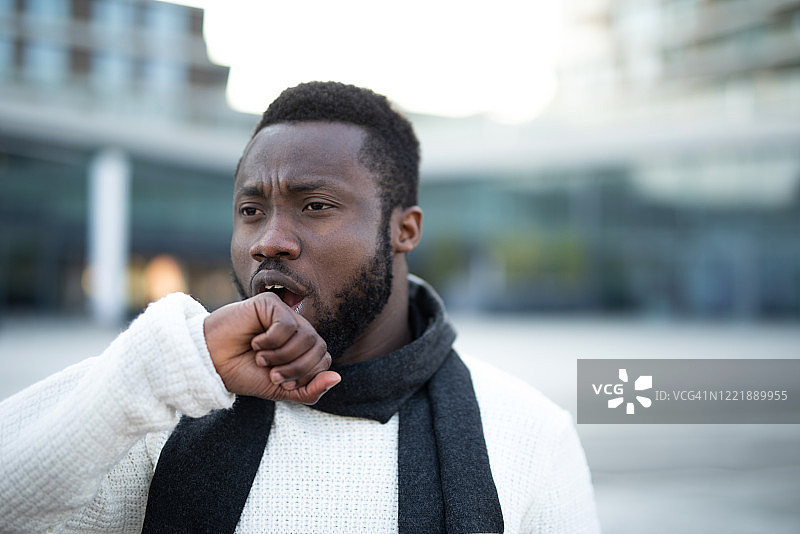 咳嗽的年轻男人图片素材