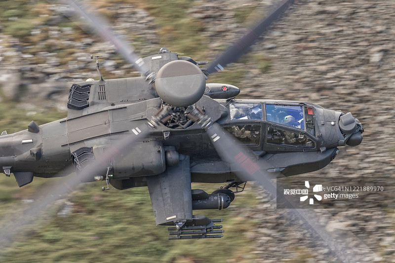 低空飞行的阿帕奇军用直升机图片素材