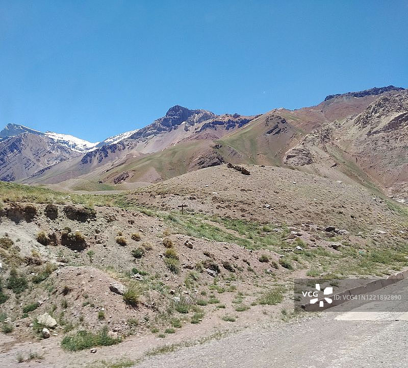 智利圣地亚哥与阿根廷门多萨之间的安第斯山脉图片素材