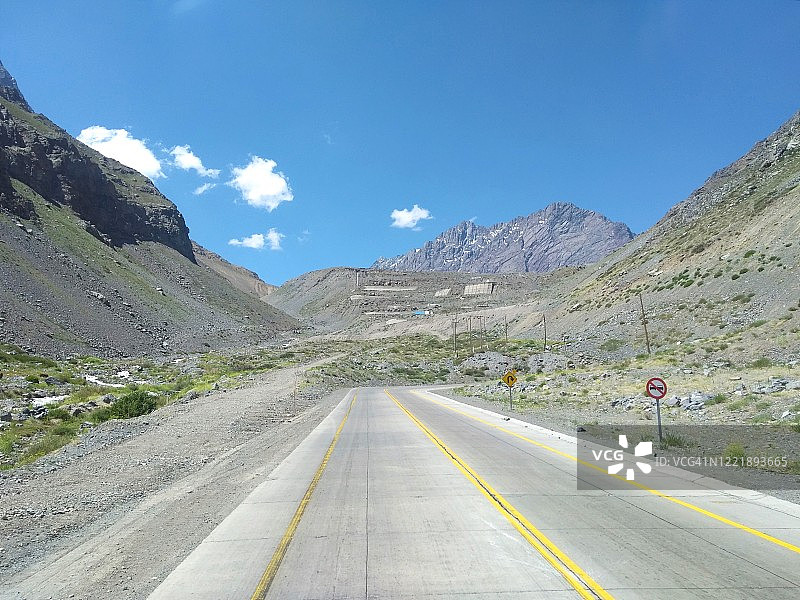 智利圣地亚哥与阿根廷门多萨之间的安第斯山脉图片素材