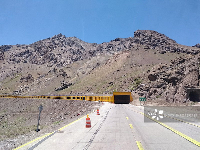安第斯山脉道路上的隧道图片素材