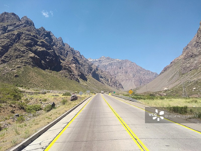 智利圣地亚哥与阿根廷门多萨之间的安第斯山脉图片素材