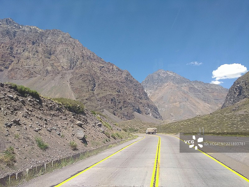 智利圣地亚哥与阿根廷门多萨之间的安第斯山脉图片素材