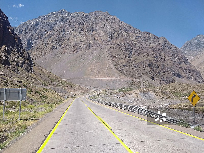 群山之间的道路图片素材