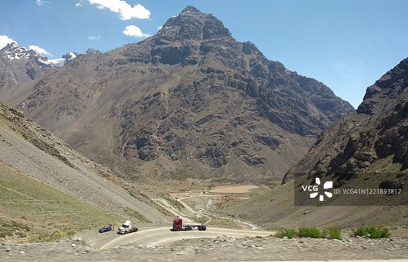 智利圣地亚哥与阿根廷门多萨之间的蜗牛坡道图片素材