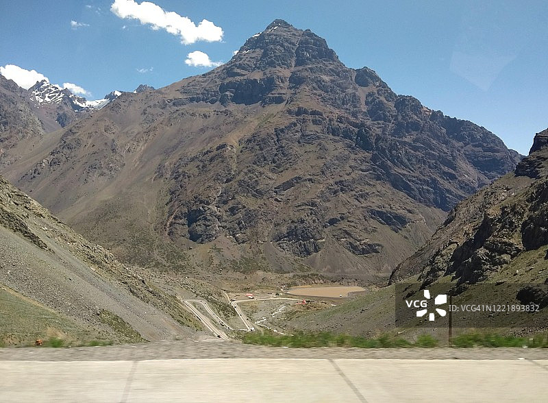 智利圣地亚哥与阿根廷门多萨之间的蜗牛坡道图片素材