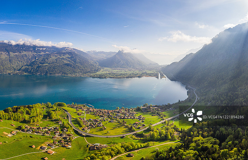 瑞士伯尔尼高地图恩湖的清晨美景图片素材