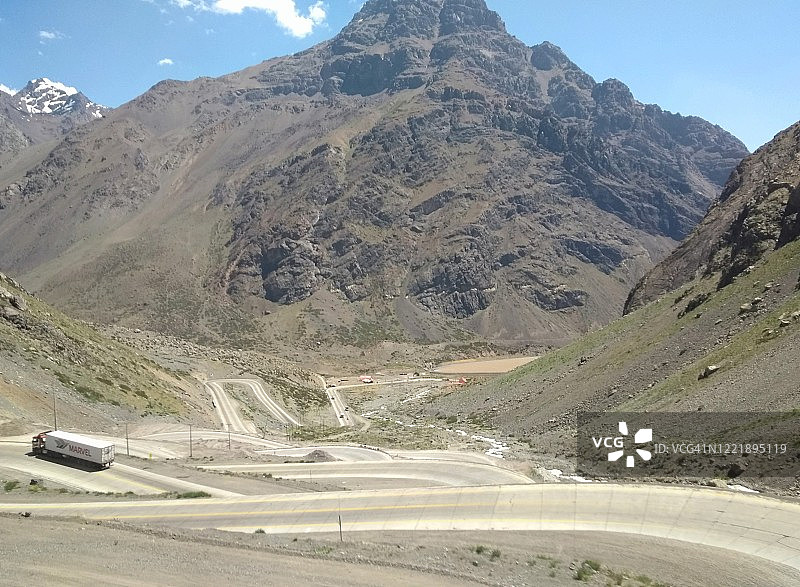 智利圣地亚哥与阿根廷门多萨之间的蜗牛坡道图片素材