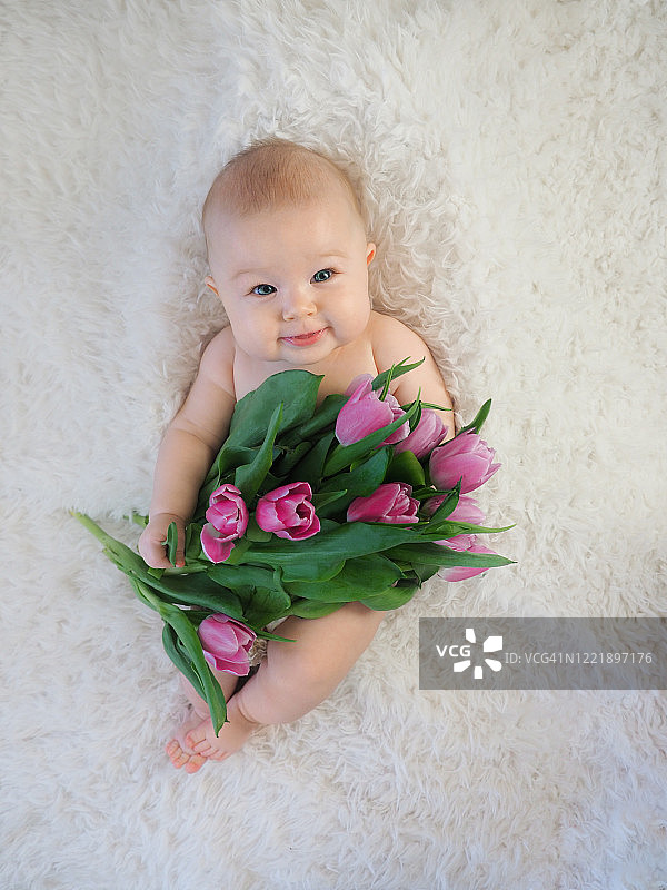 抱着鲜花花束的男婴图片素材