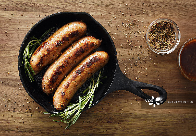 煎锅里的香肠图片素材