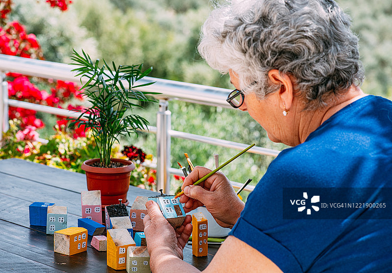 疫情期间老妇人在家绘画图片素材