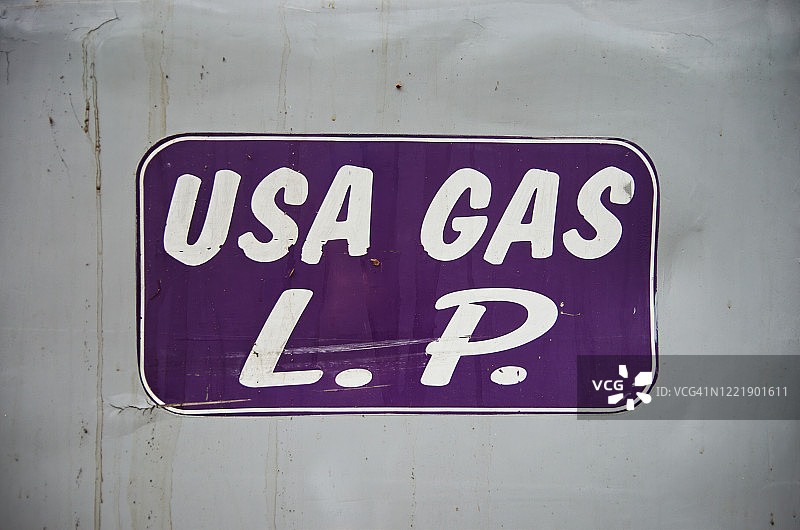 校车侧面的“Usa gas L. P.”（美国液化石油气）标志图片素材