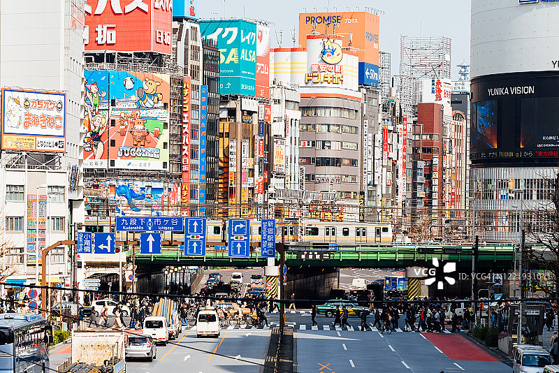 日本东京新宿商业区人群的模糊影像图片素材