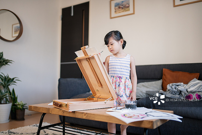 在家绘画的年轻女孩图片素材