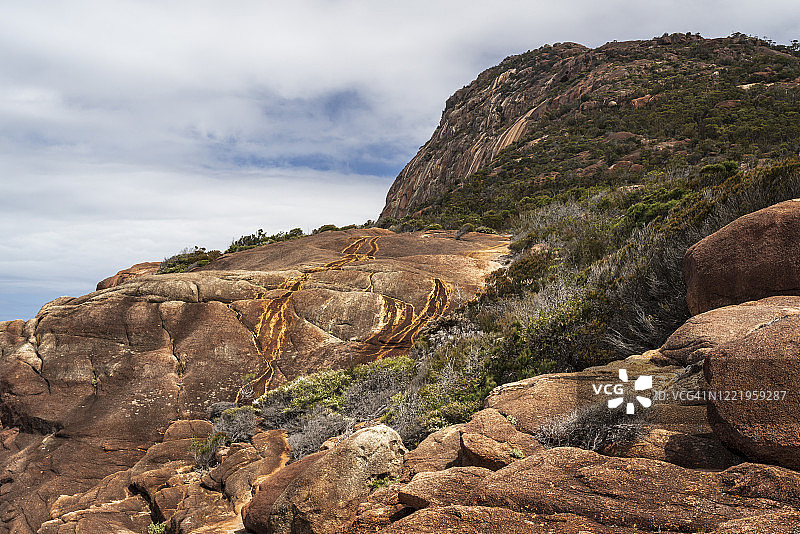 壮观的岩层，引人注目的线条通向悬崖图片素材
