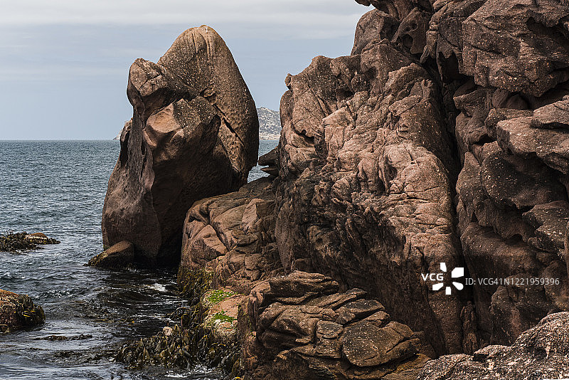 崎岖海岸线与大型岩层图片素材