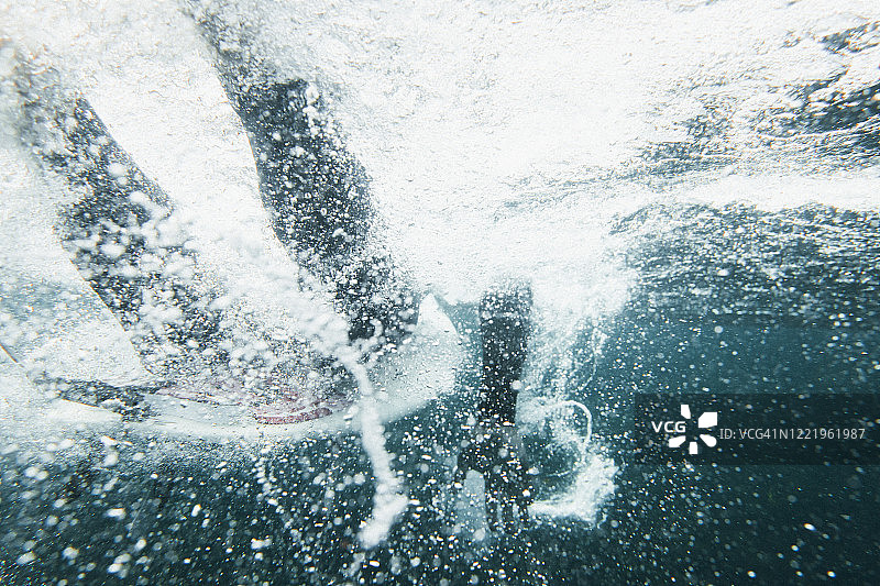 水下视角的冲浪者图片素材