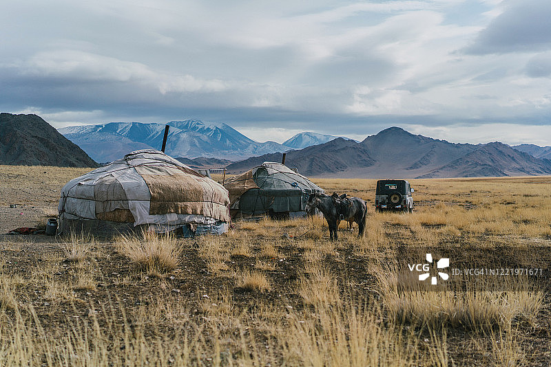 蒙古草原上的蒙古族村庄图片素材