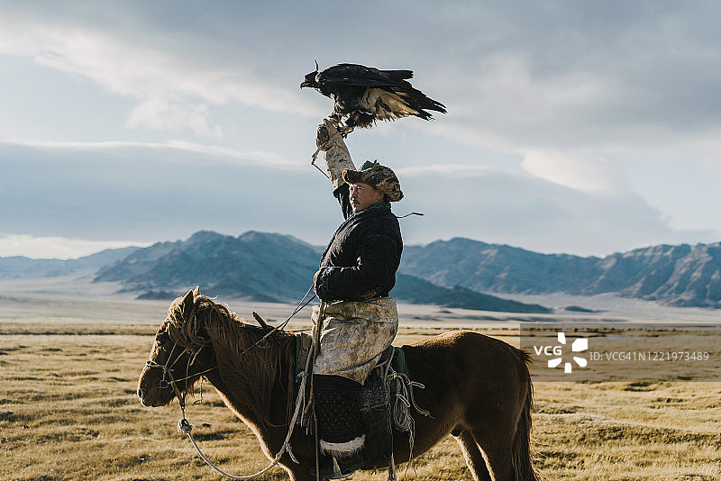 蒙古河流附近的猎鹰人图片素材