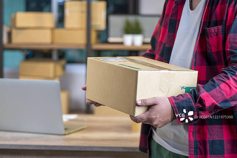 快递员打包发货，商家在发货前确认订单图片素材