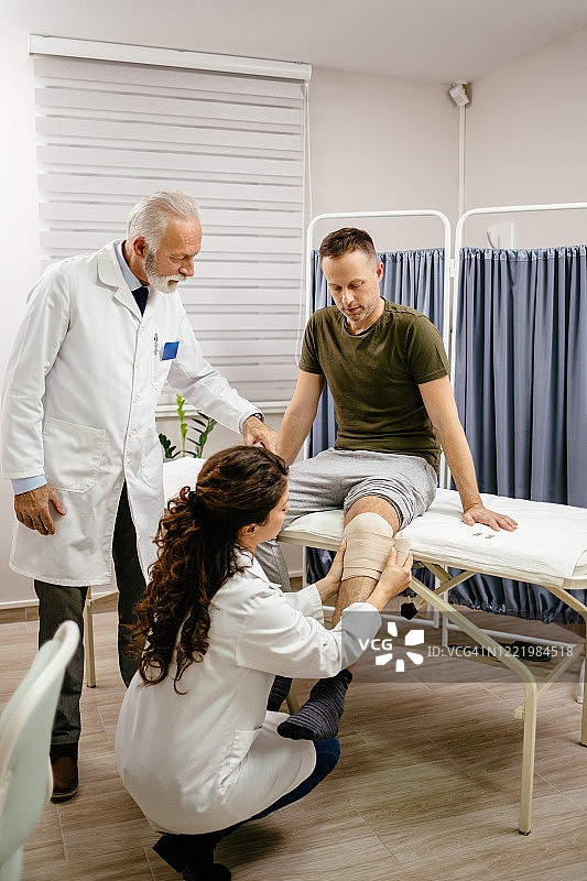 护士重新缠绕膝盖绷带图片素材