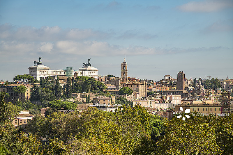 从意大利罗马阿文蒂诺山顶眺望小镇图片素材
