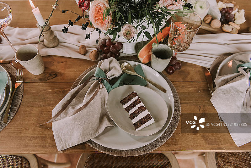 鲜花装饰餐桌上的婚礼蛋糕图片素材