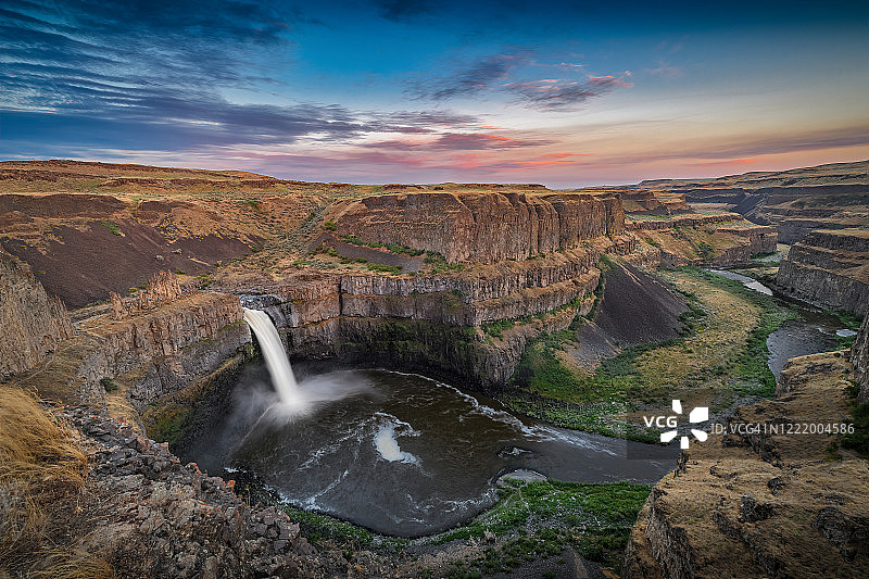 日落时分的帕卢斯瀑布，华盛顿州东部图片素材