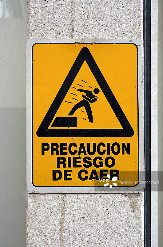 西班牙语警告标志（小心跌落风险）图片素材