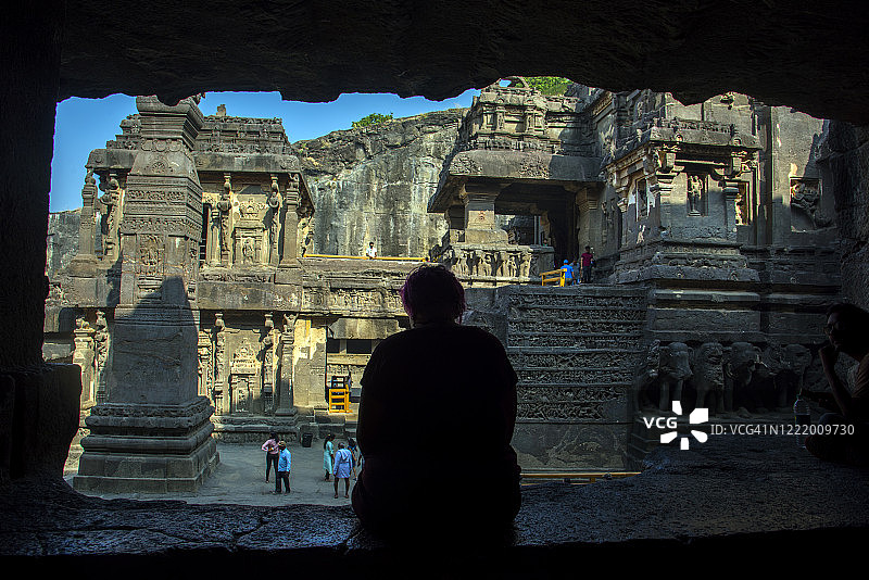 印度埃洛拉石窟凯拉萨神庙游客剪影图片素材