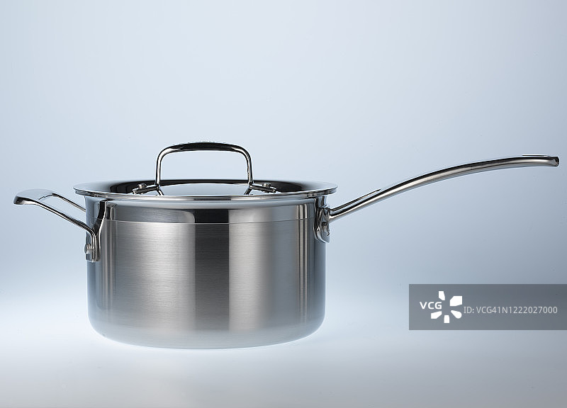 在发光表面上带盖子的平底锅图片素材