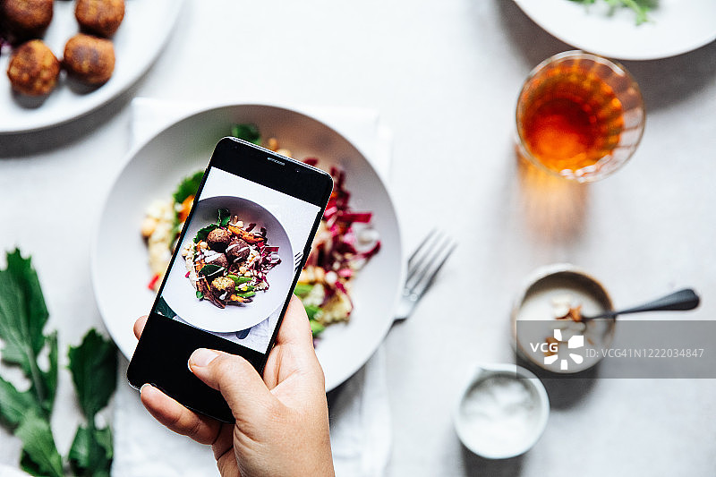 厨师拍摄餐桌上的纯素炸豆丸子碗图片素材