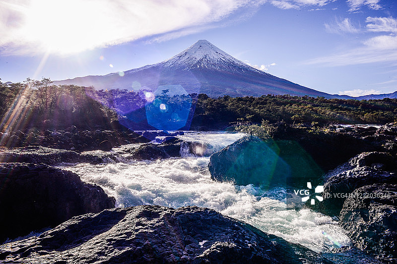 奥索尔诺火山和彼德罗韦瀑布图片素材