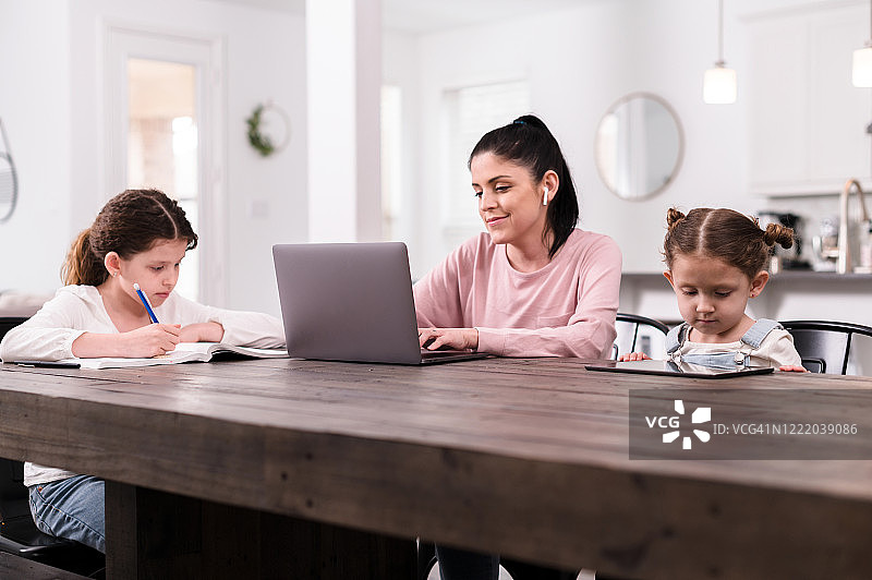 新冠疫情期间，中年妇女在家远程办公图片素材