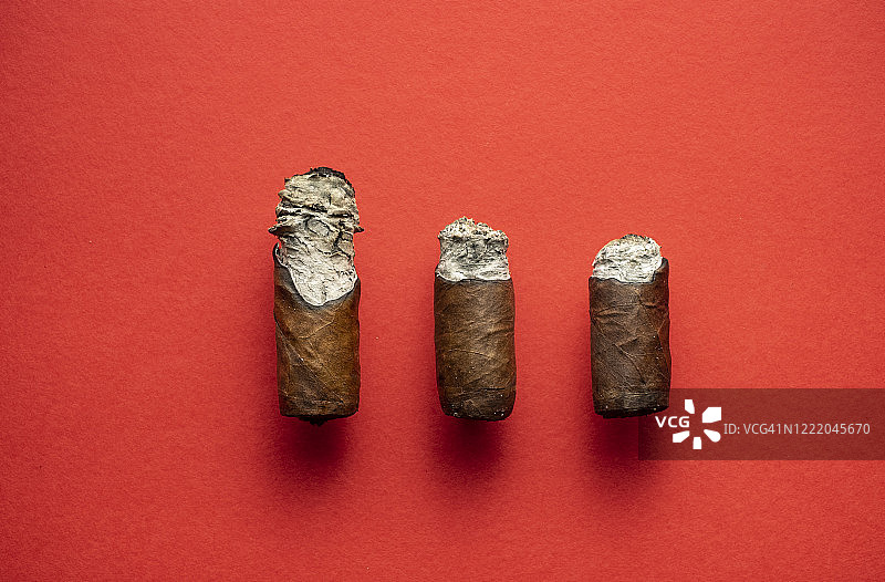 三根古巴哈瓦那雪茄烟头，带烟灰图片素材