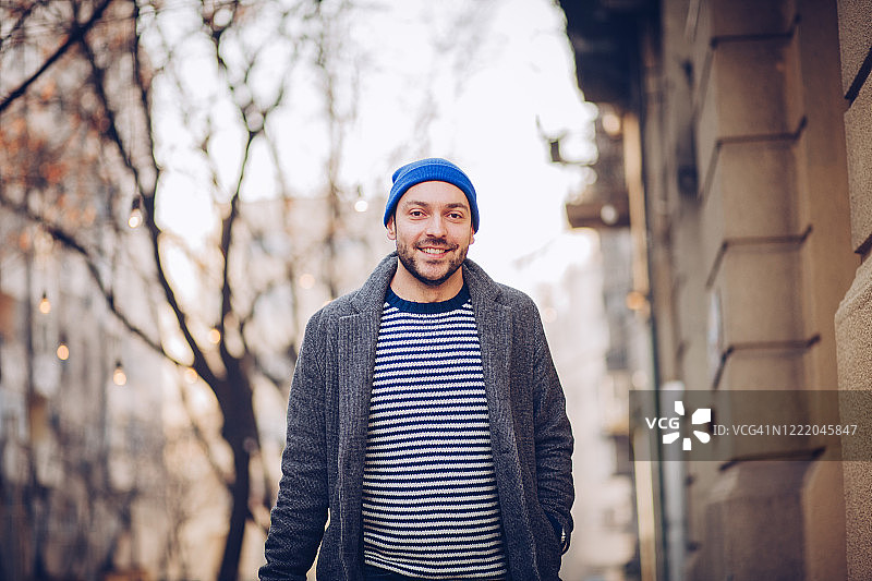 男人走路图片素材