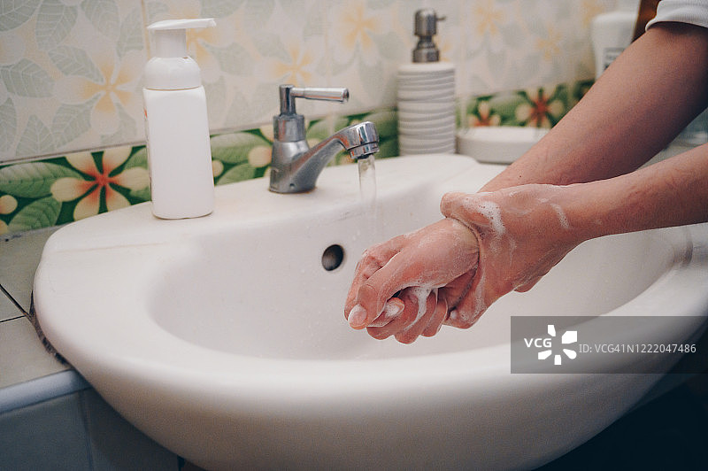 女子在洗手池水龙头处洗手的特写图片素材
