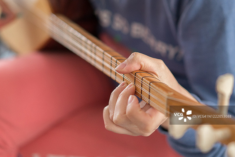 女人演奏巴格拉玛琴（土耳其传统弦乐器）特写图片素材