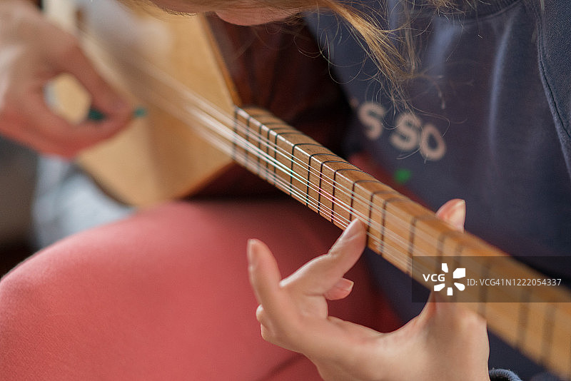女人演奏巴格拉玛琴（土耳其传统弦乐器）特写图片素材