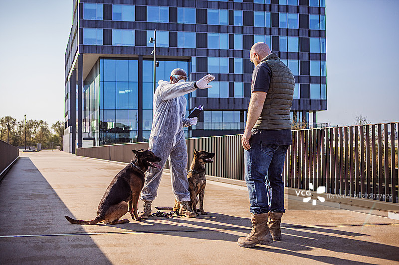 新冠疫情期间的医院安全检查图片素材