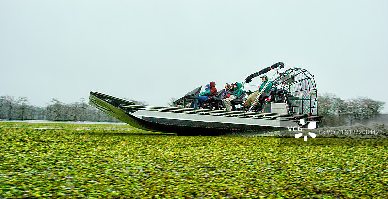 阿查法拉亚河盆地沼泽中的气垫船图片素材