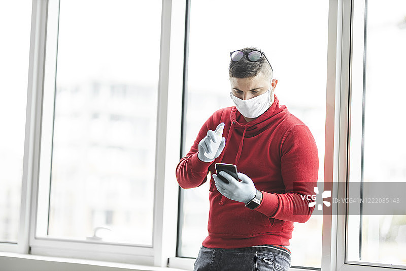 男人正在消毒手机图片素材