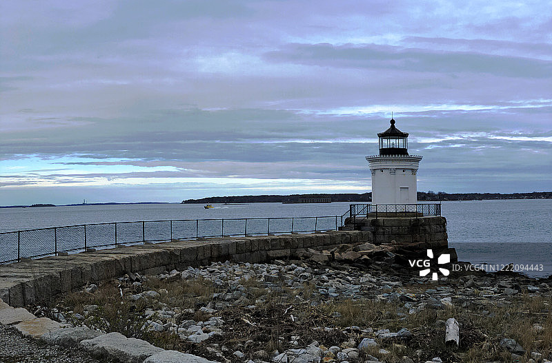 缅因州南波特兰巴格灯塔与快艇图片素材