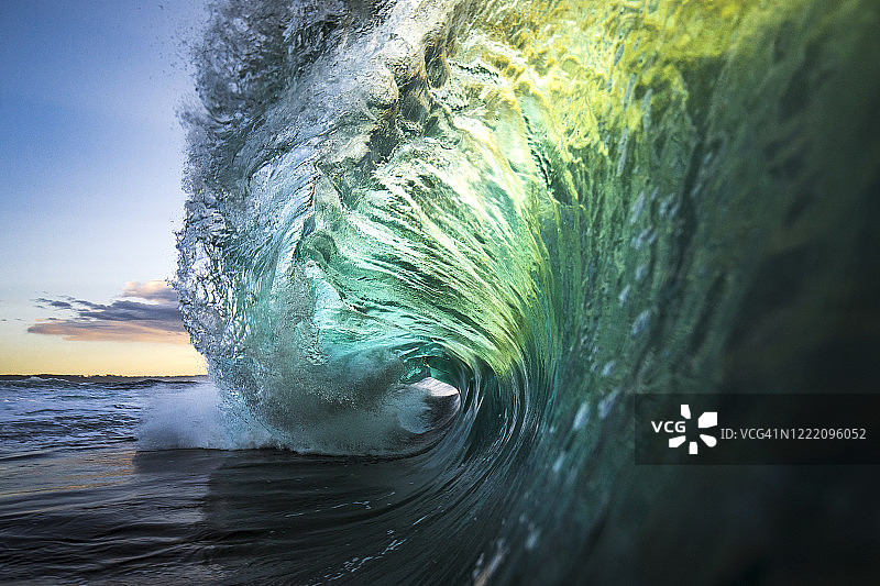 海浪拍打礁石和岩石图片素材