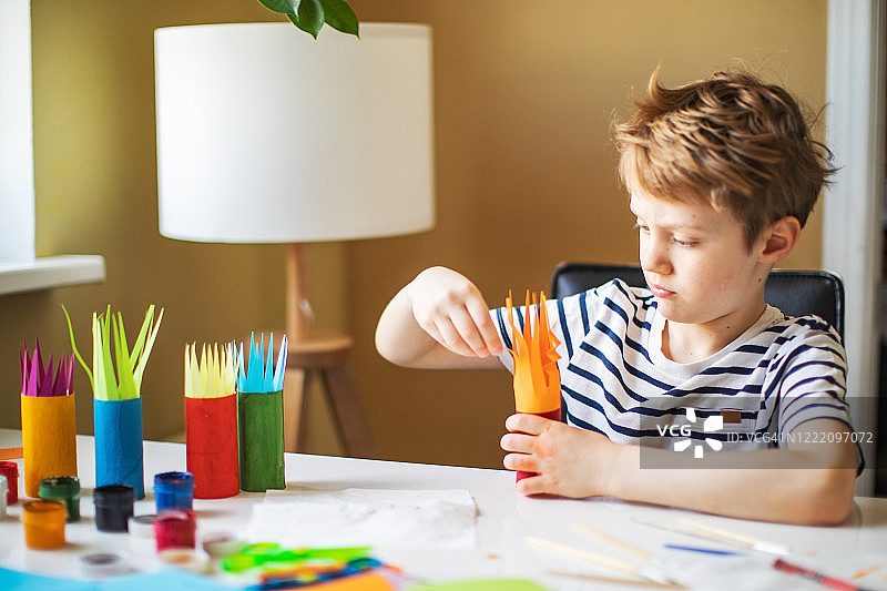 隔离期间卫生纸的趣味用法图片素材